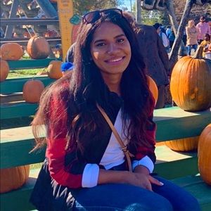 Meet your Posher, Davila